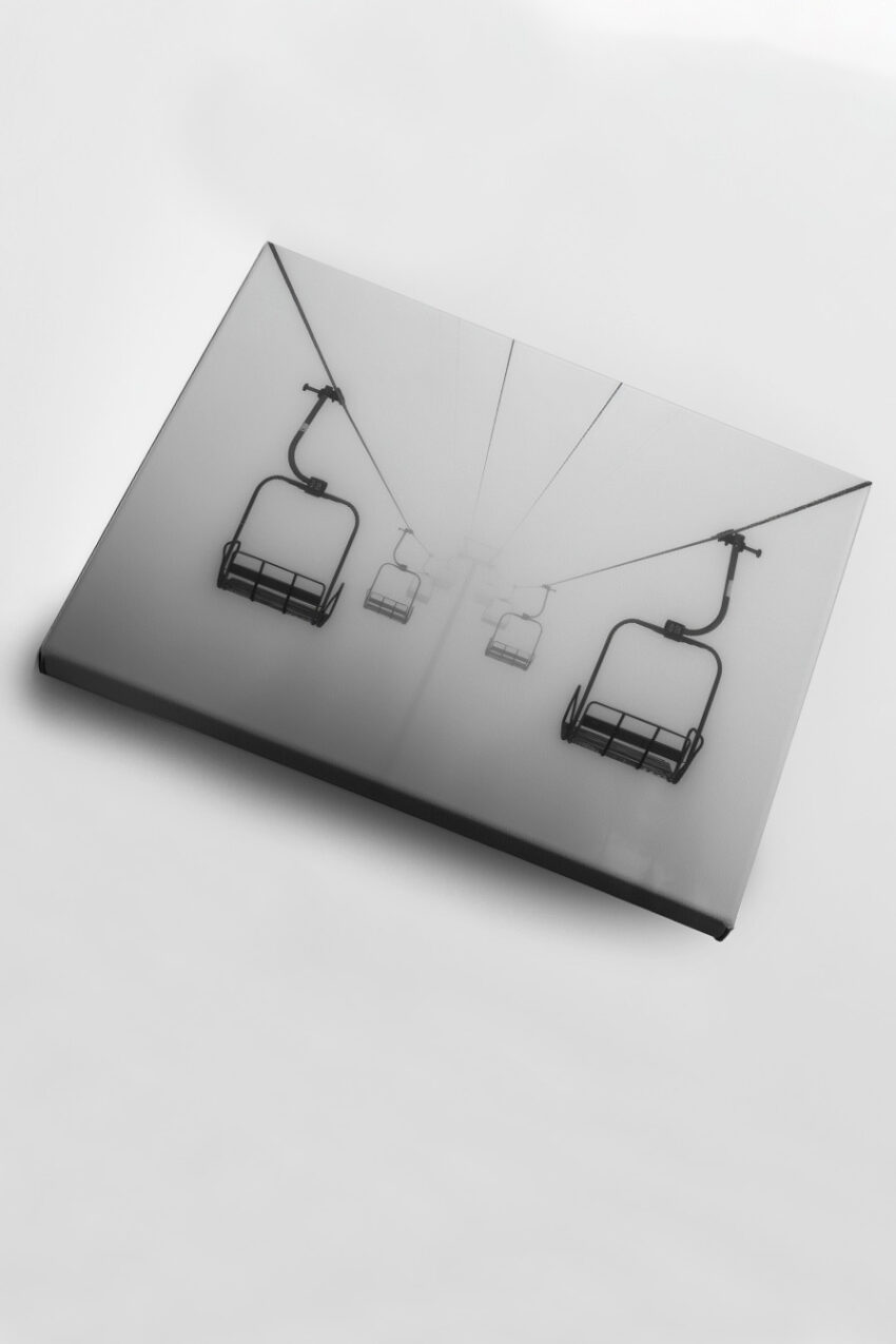 Fotografie Poster Skilift leer Nebel schwarz-weiß ruhig