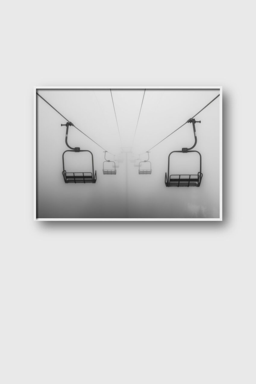 Fotografie Poster Skilift leer Nebel schwarz-weiß ruhig