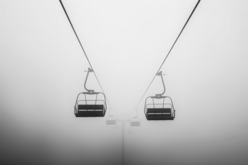 Fotografie Poster Skilift Nebel schwarz-weiß minimalistisch