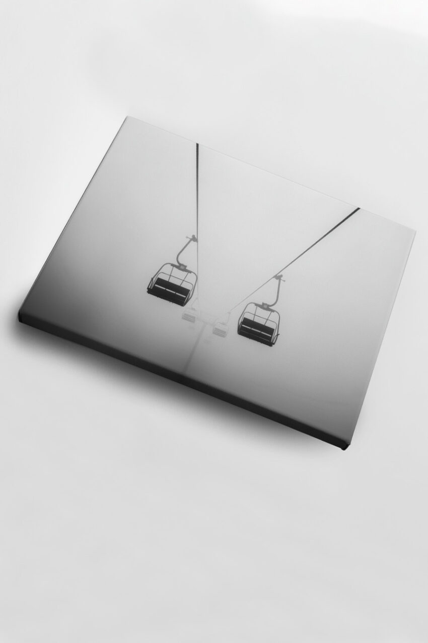 Fotografie Poster Skilift Nebel schwarz-weiß minimalistisch