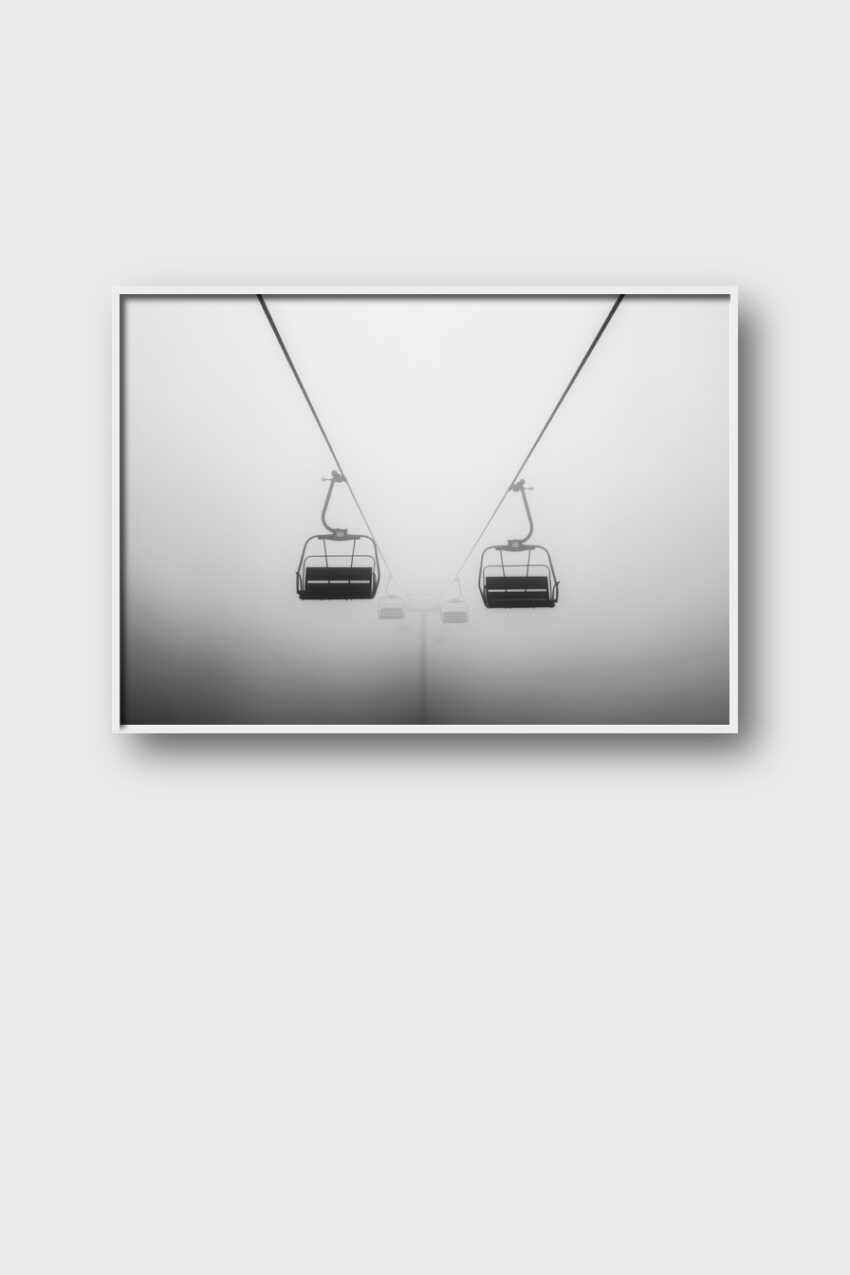 Fotografie Poster Skilift Nebel schwarz-weiß minimalistisch