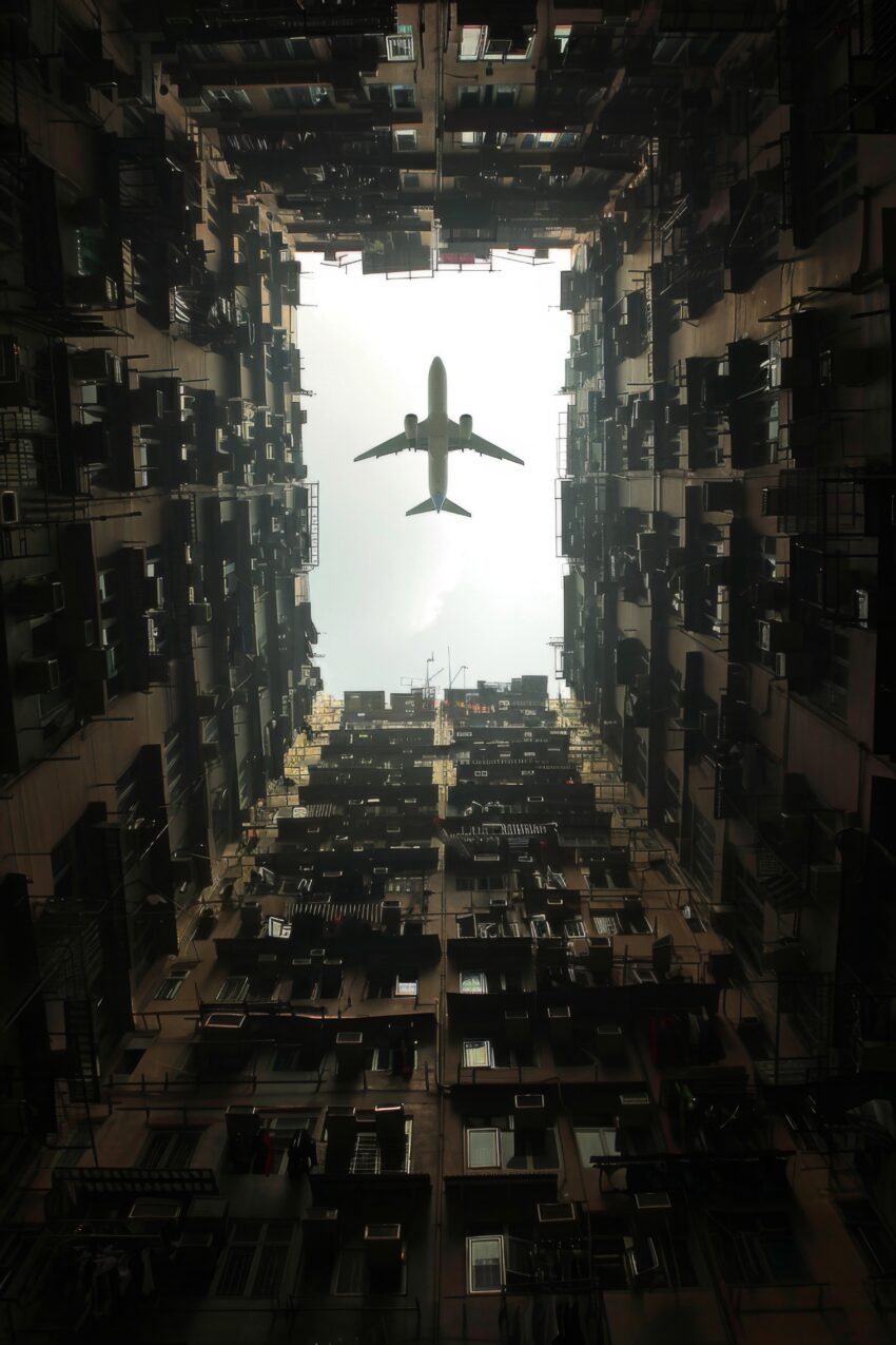 Fotografie Poster Flugzeug urbane Hochhäuser von unten