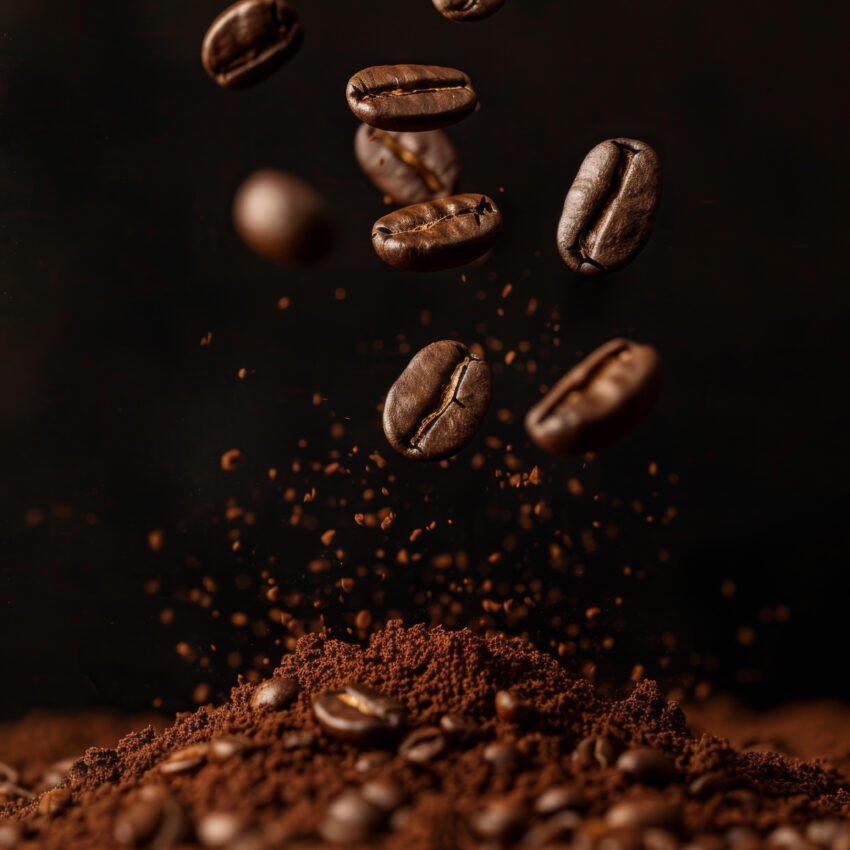 Fotografie Poster Kaffeebohnen schwebend braun dunkel