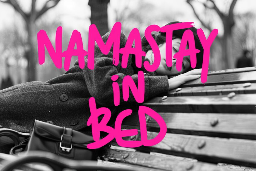 Fotografie Poster Frau liegend Parkbank schwarz-weiß ruhig