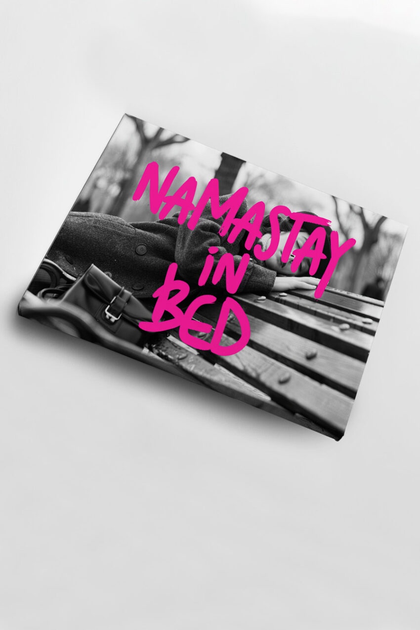 Fotografie Poster Frau liegend Parkbank schwarz-weiß ruhig