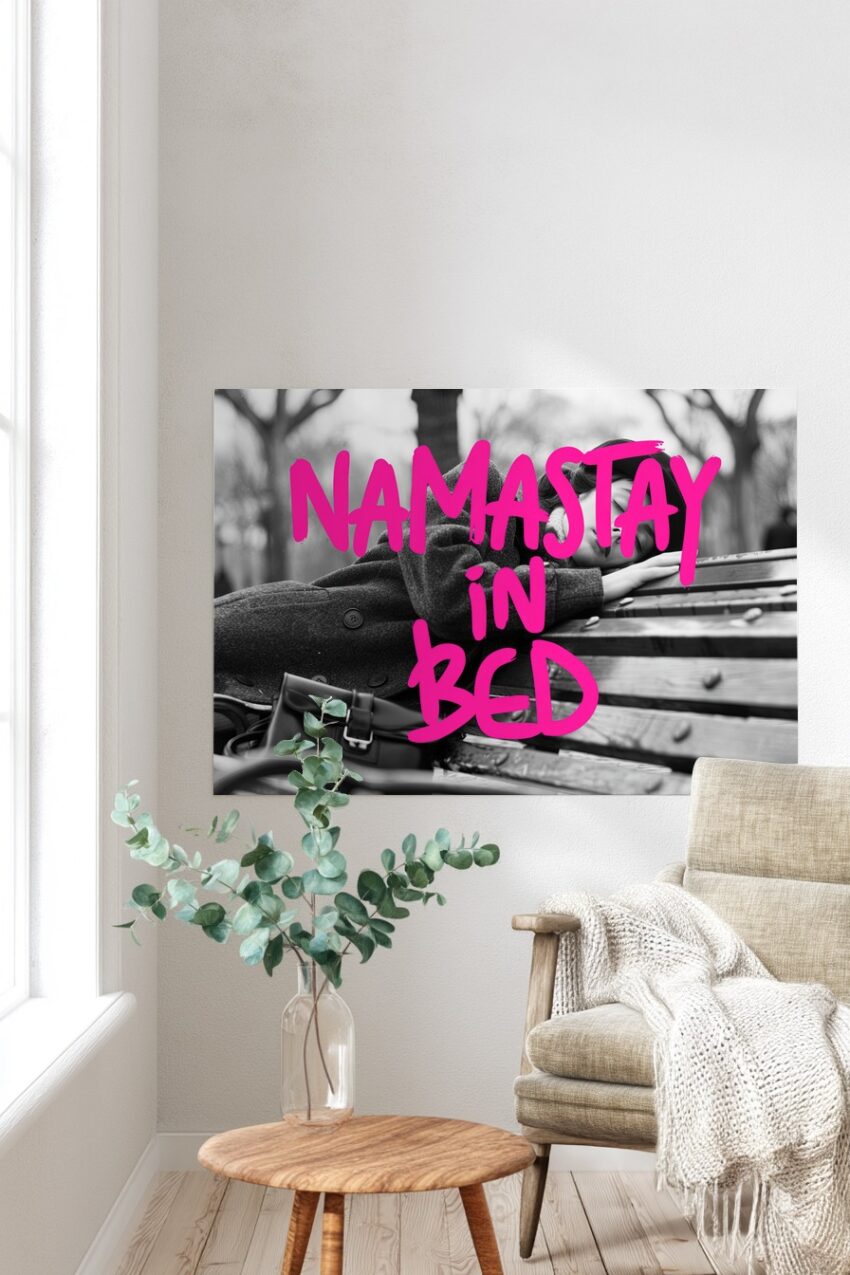 Fotografie Poster Frau liegend Parkbank schwarz-weiß ruhig