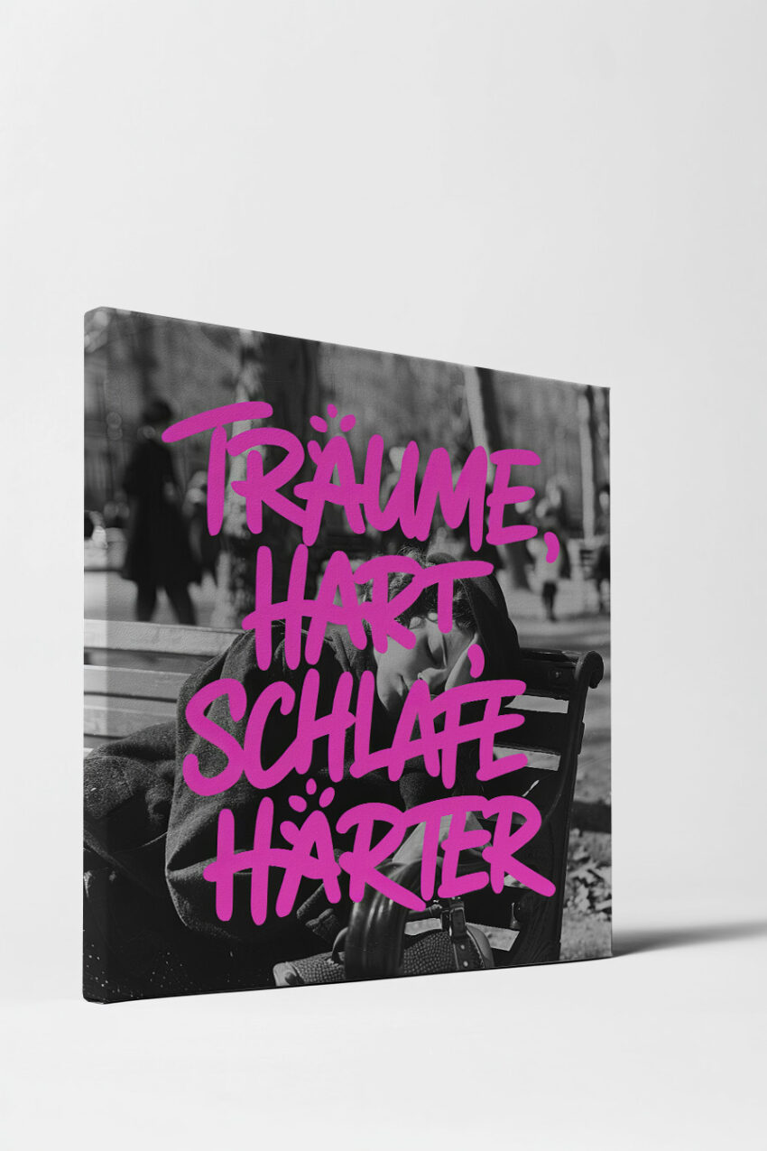 Fotografie Poster Frau schläft auf Bank schwarz-weiß urban