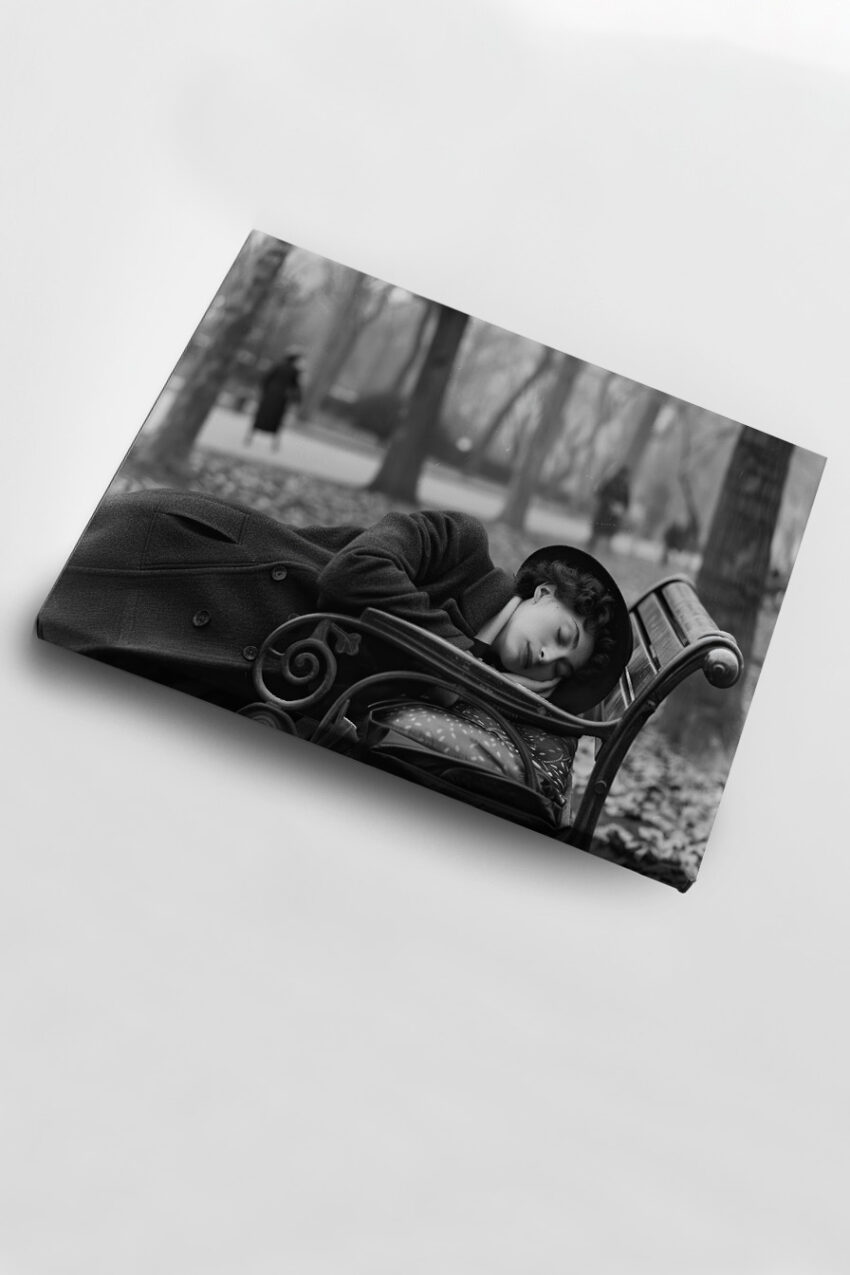 Fotografie Poster Frau ruhend schwarzweiß parkbank ruhend