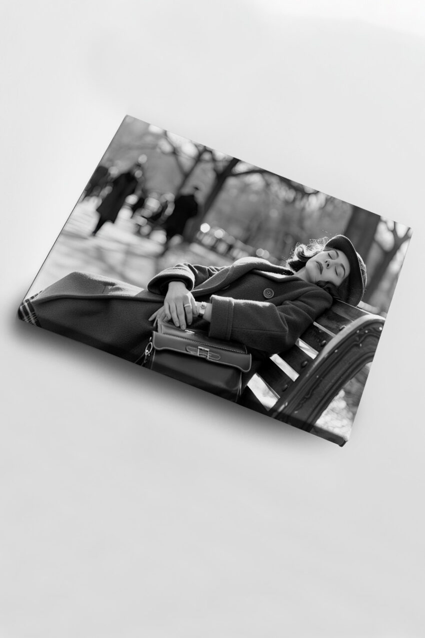 Fotografie Poster Frau Parkbank entspannt schwarz-weiß urban