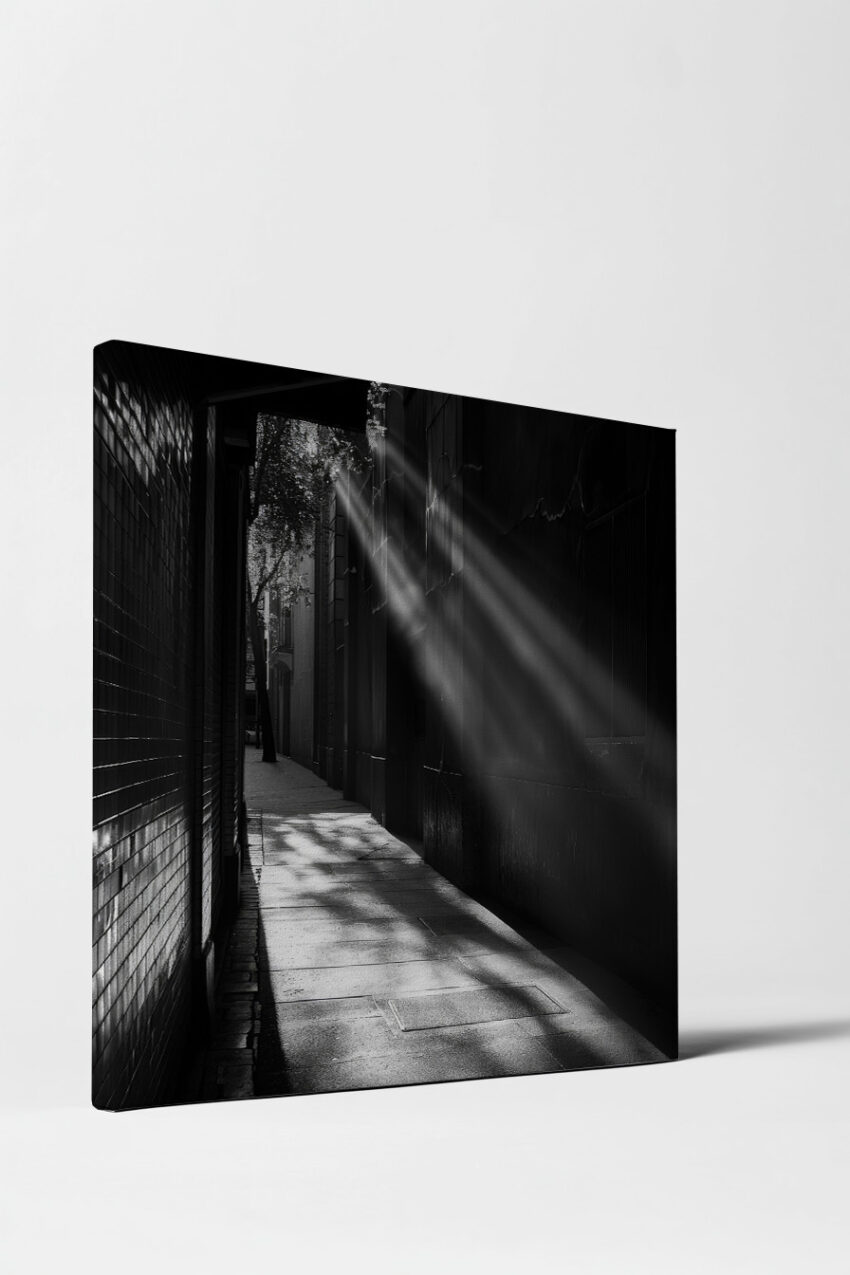 Fotografie Poster Lichtstrahlen Gasse schwarz-weiß urban