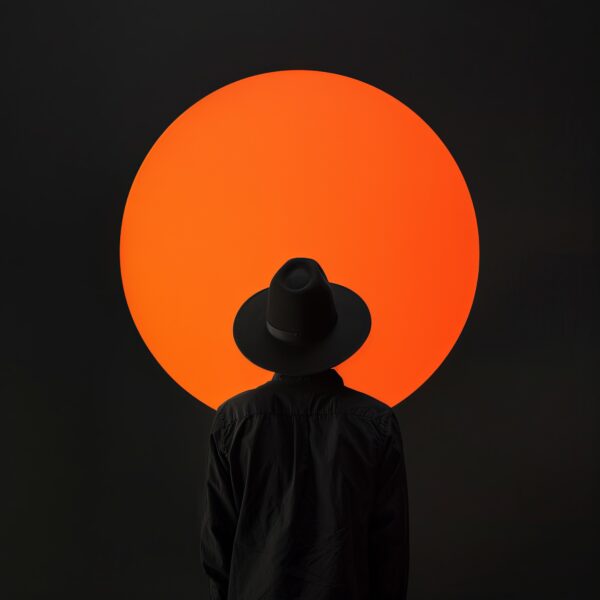 Mann Schwarzer Hut Orange Kreis Leinwandbild
