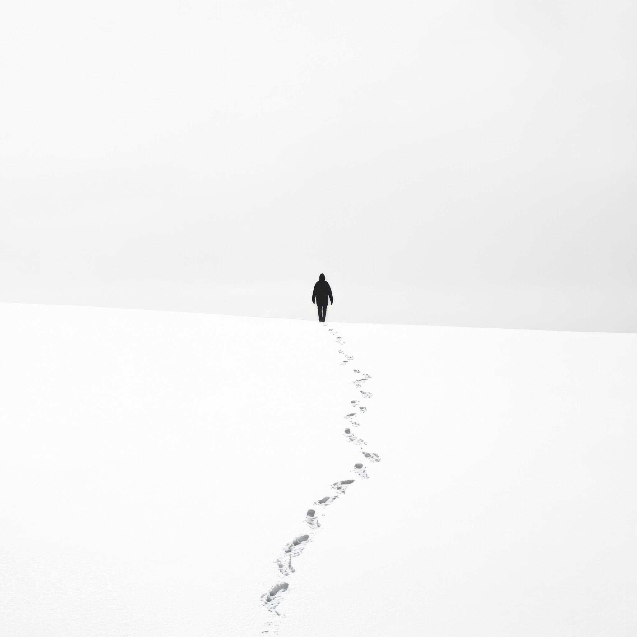 Fotografie Poster Person schwarz-weiß Schnee Fußspuren minimalistisch
