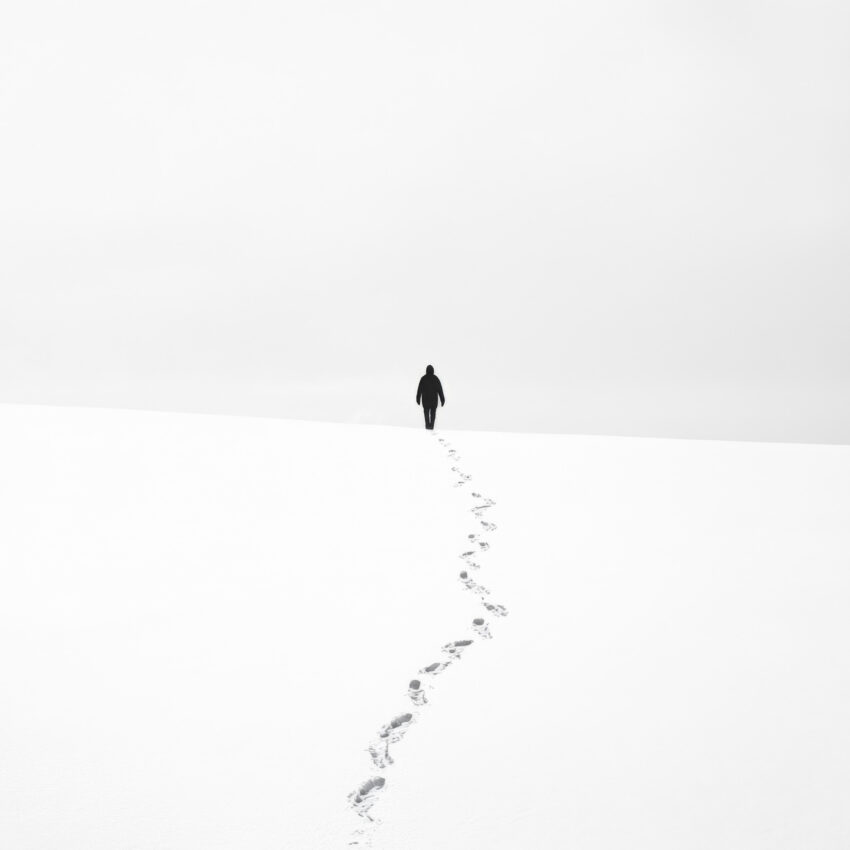 Fotografie Poster Person schwarz-weiß Schnee Fußspuren minimalistisch