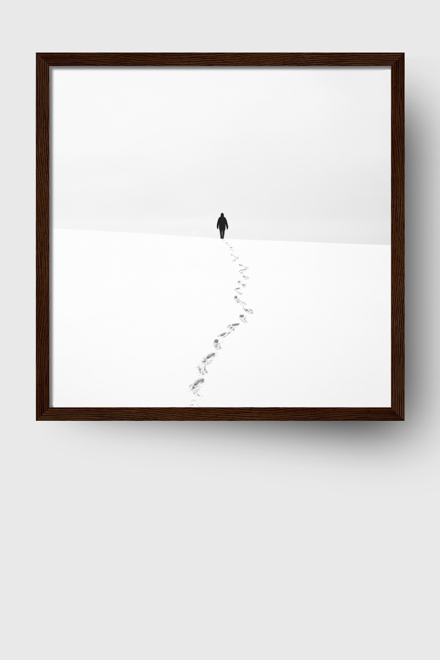 Fotografie Poster Person schwarz-weiß Schnee Fußspuren minimalistisch