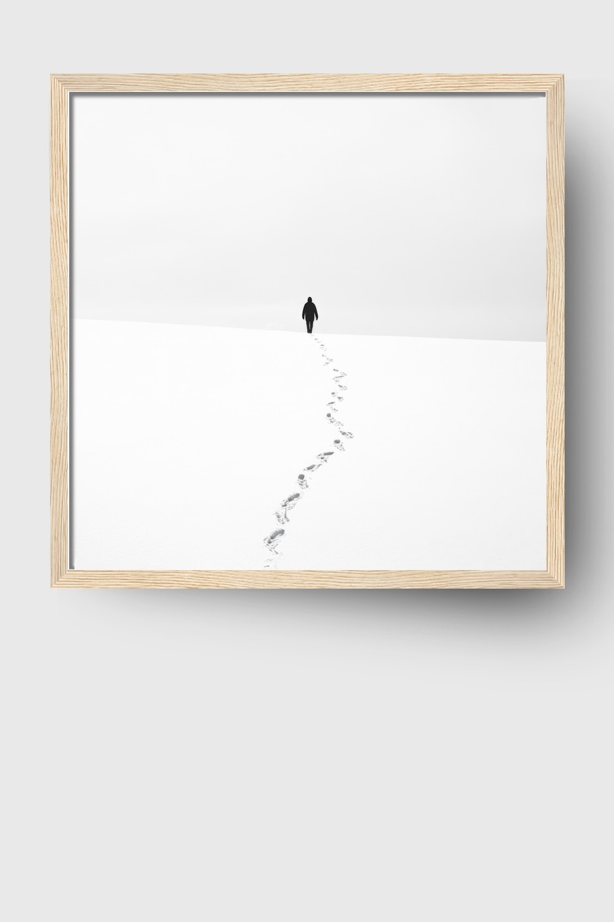 Fotografie Poster Person schwarz-weiß Schnee Fußspuren minimalistisch