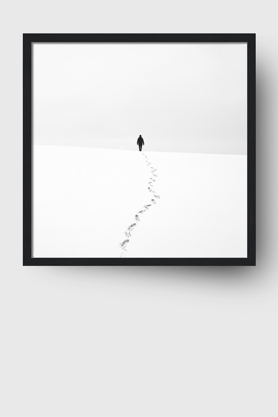 Fotografie Poster Person schwarz-weiß Schnee Fußspuren minimalistisch