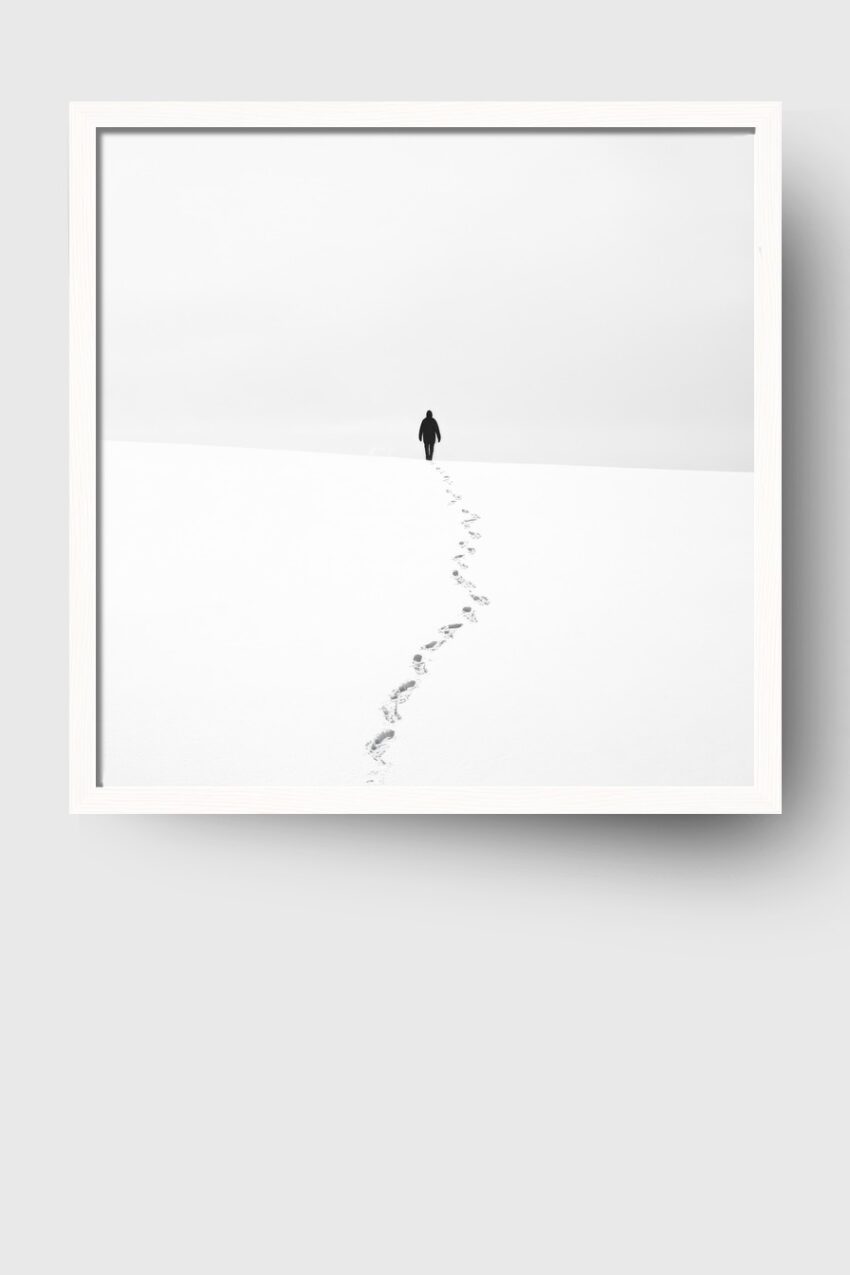 Fotografie Poster Person schwarz-weiß Schnee Fußspuren minimalistisch