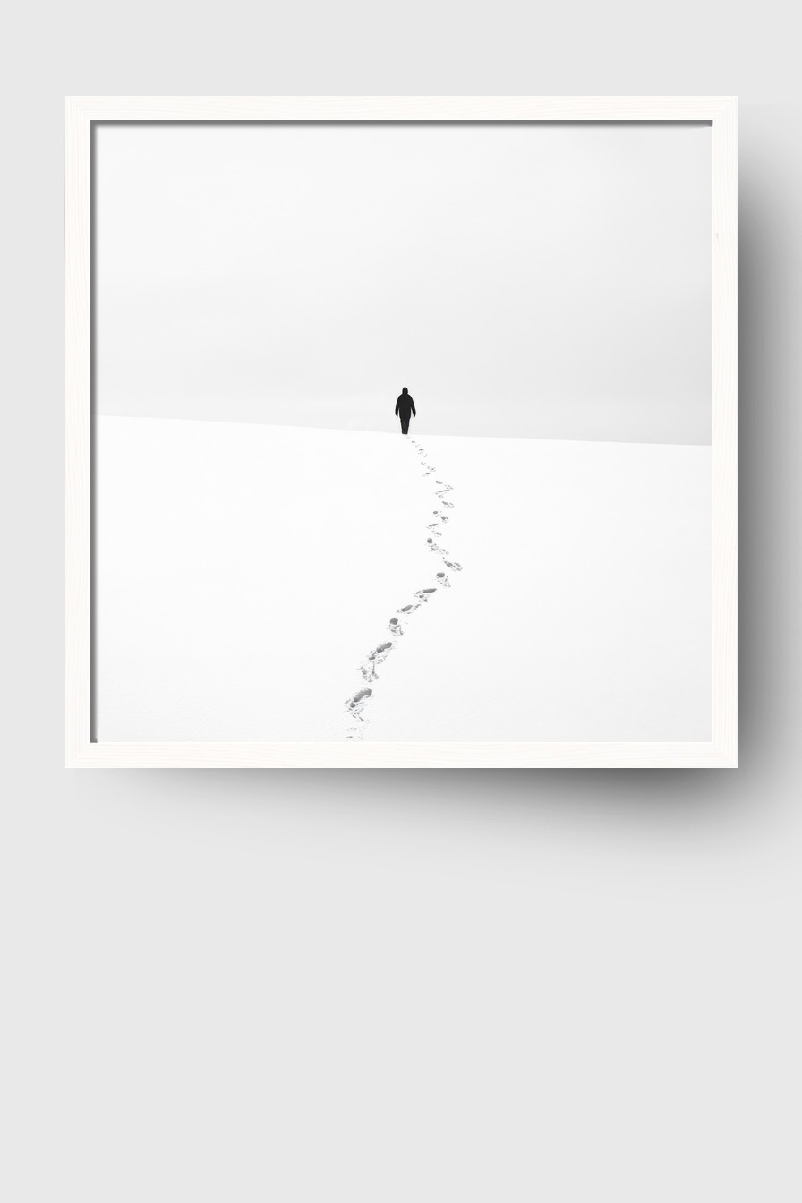 Fotografie Poster Person schwarz-weiß Schnee Fußspuren minimalistisch
