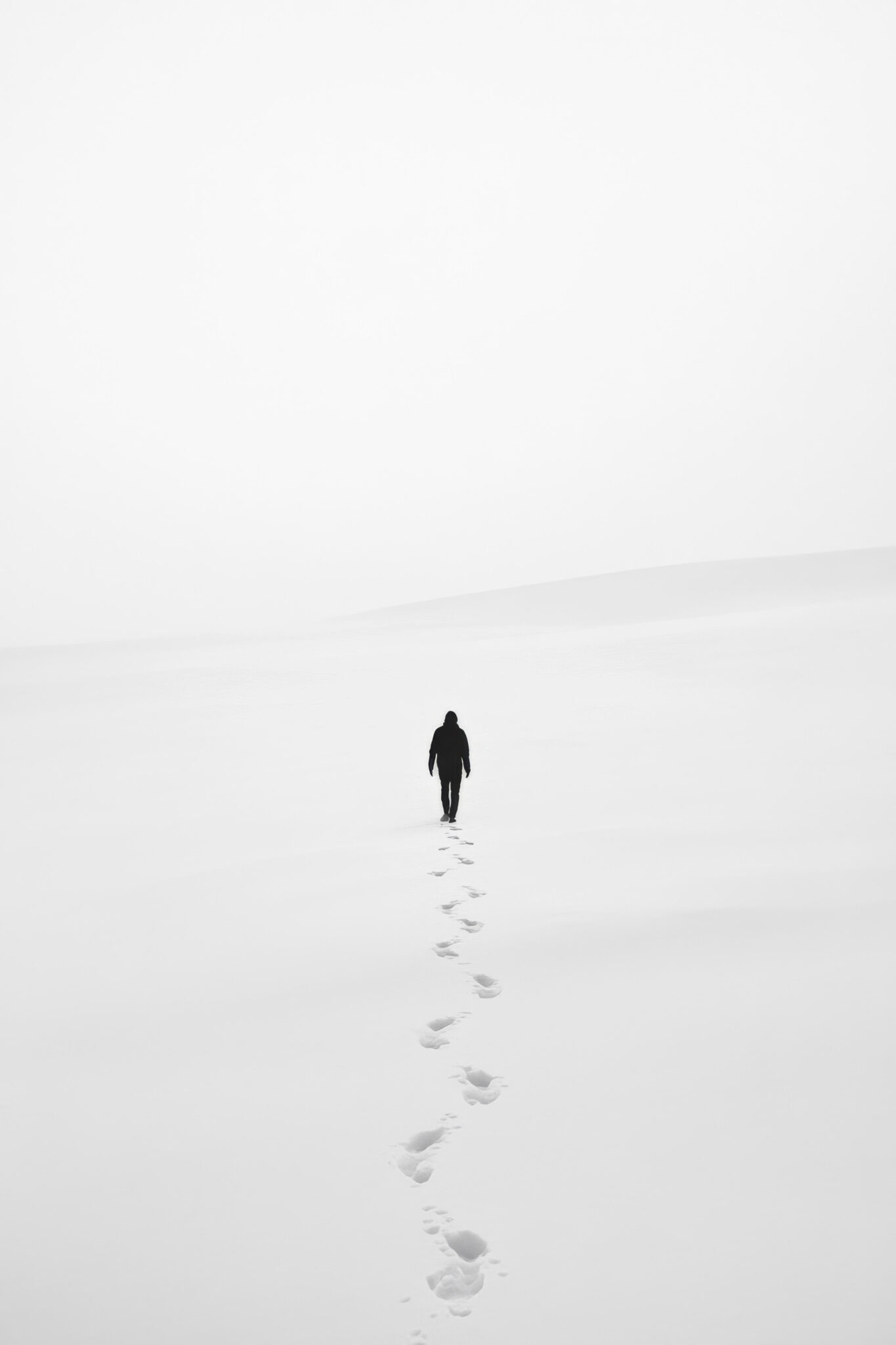 Fotografie Poster Mann Fußspuren Schnee minimalistisch schwarz-weiß