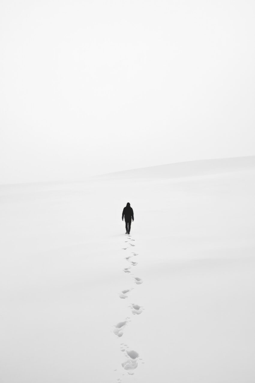 Fotografie Poster Mann Fußspuren Schnee minimalistisch schwarz-weiß