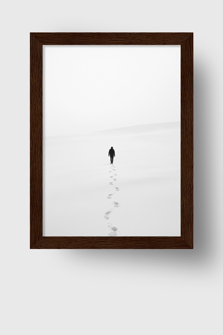 Fotografie Poster Mann Fußspuren Schnee minimalistisch schwarz-weiß