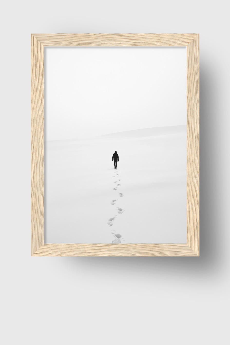 Fotografie Poster Mann Fußspuren Schnee minimalistisch schwarz-weiß