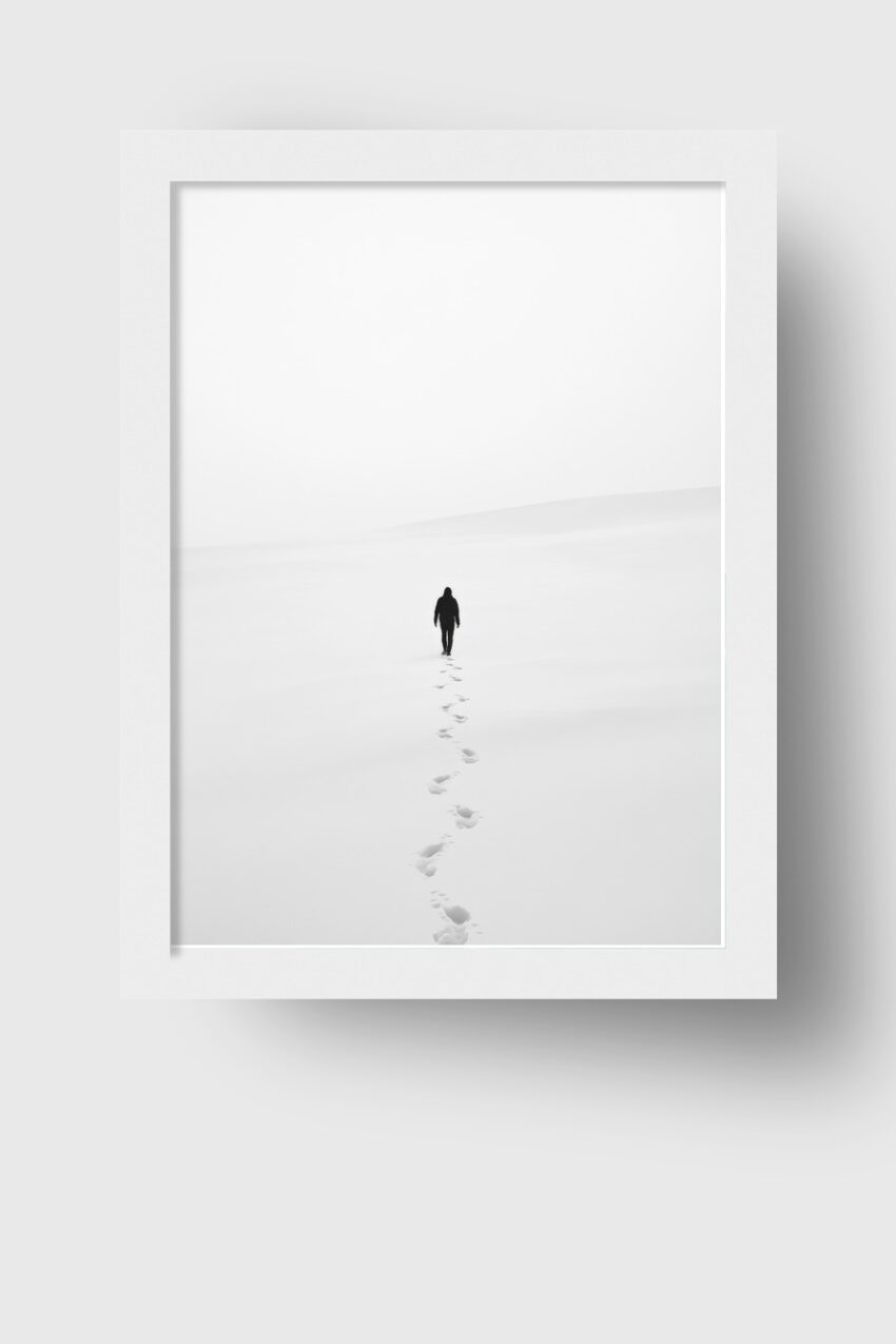 Fotografie Poster Mann Fußspuren Schnee minimalistisch schwarz-weiß