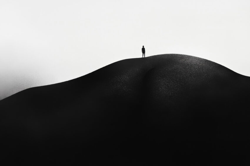 Fotografie Poster Mensch am Hang Silhouette schwarz-weiß minimal