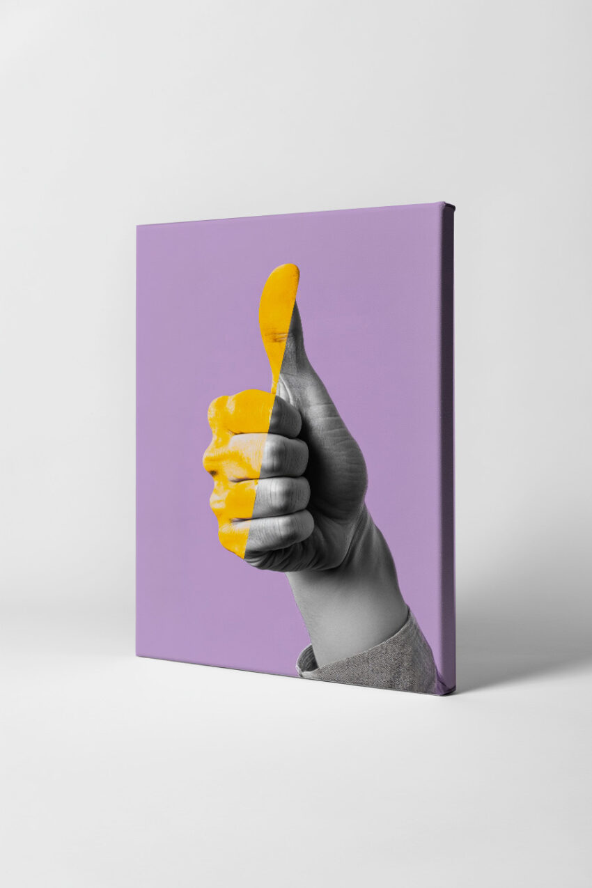 Fotografie Poster Hand Daumen hoch halb gelb halb schwarz-weiß