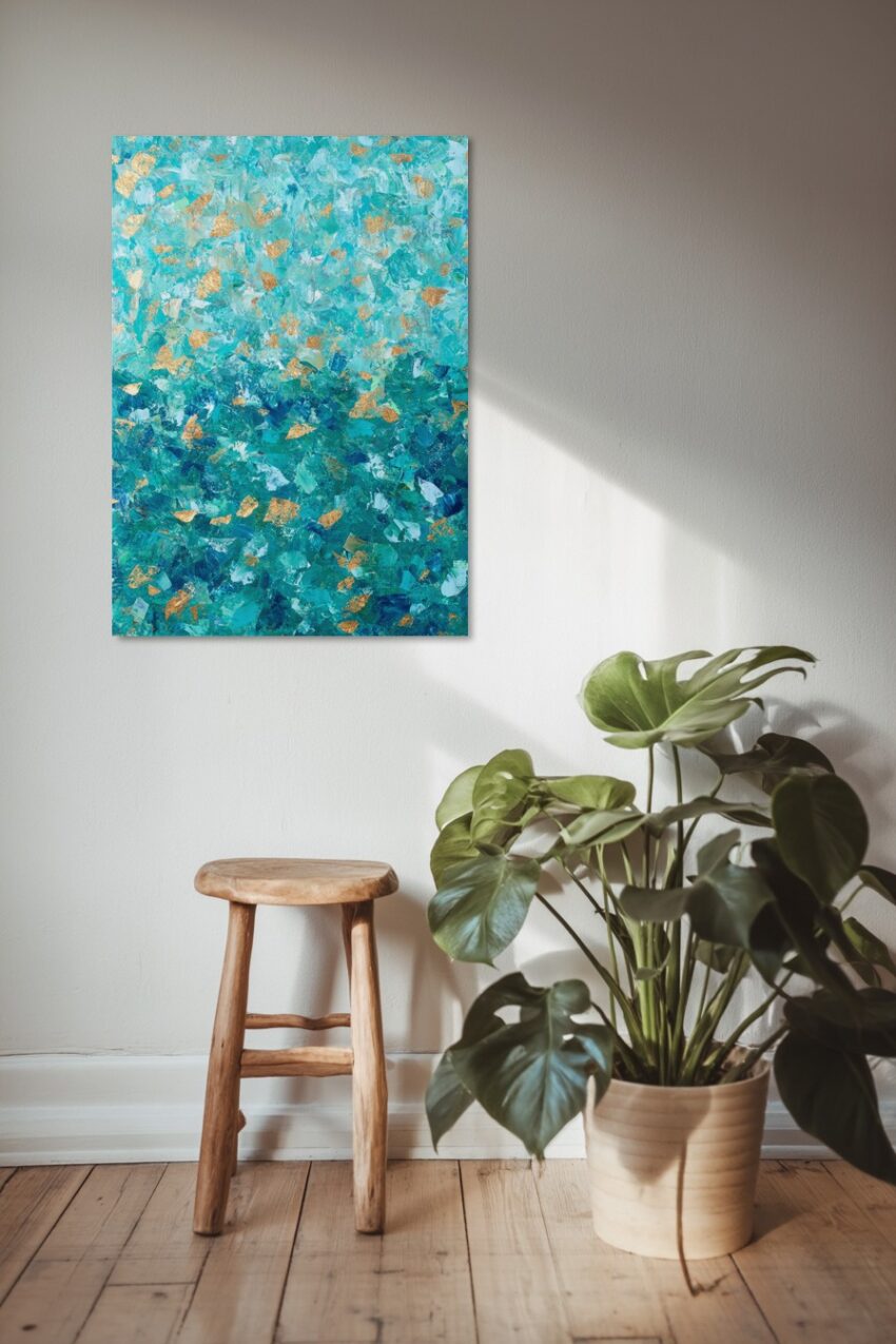 Abstraktes Poster mit blauer Farbstruktur und goldenen Akzenten in gedecktem Stil