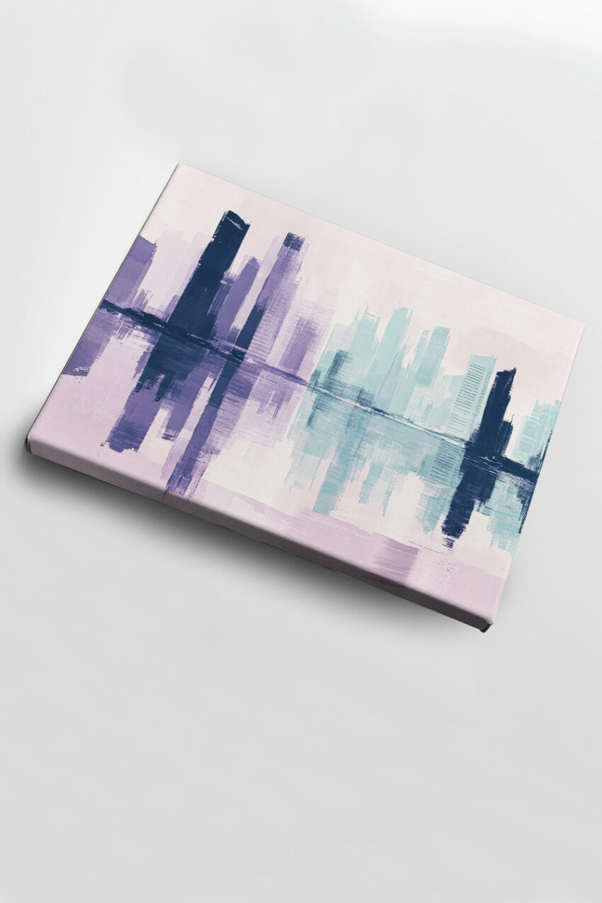 Abstrakter Kunstdruck einer Stadt mit Spiegelung im Wasser in Blau- und Lilatönen, modernes Poster mit ruhiger Atmosphäre