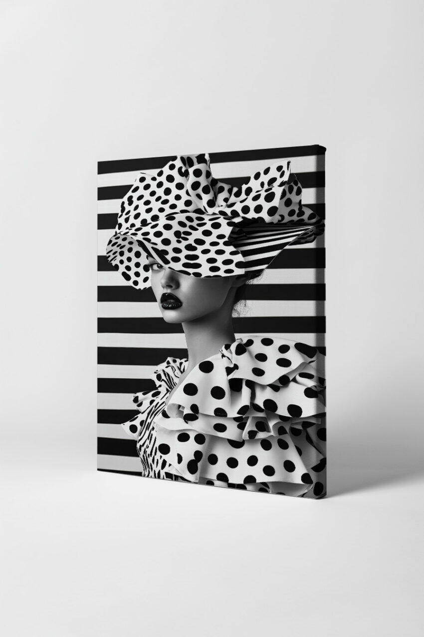 Schwarz Weiß Poster eines Frauenporträts mit großem Tupfenhut und Tupfenkleid vor gestreiftem Hintergrund, Modefotografie in hohem Kontrast