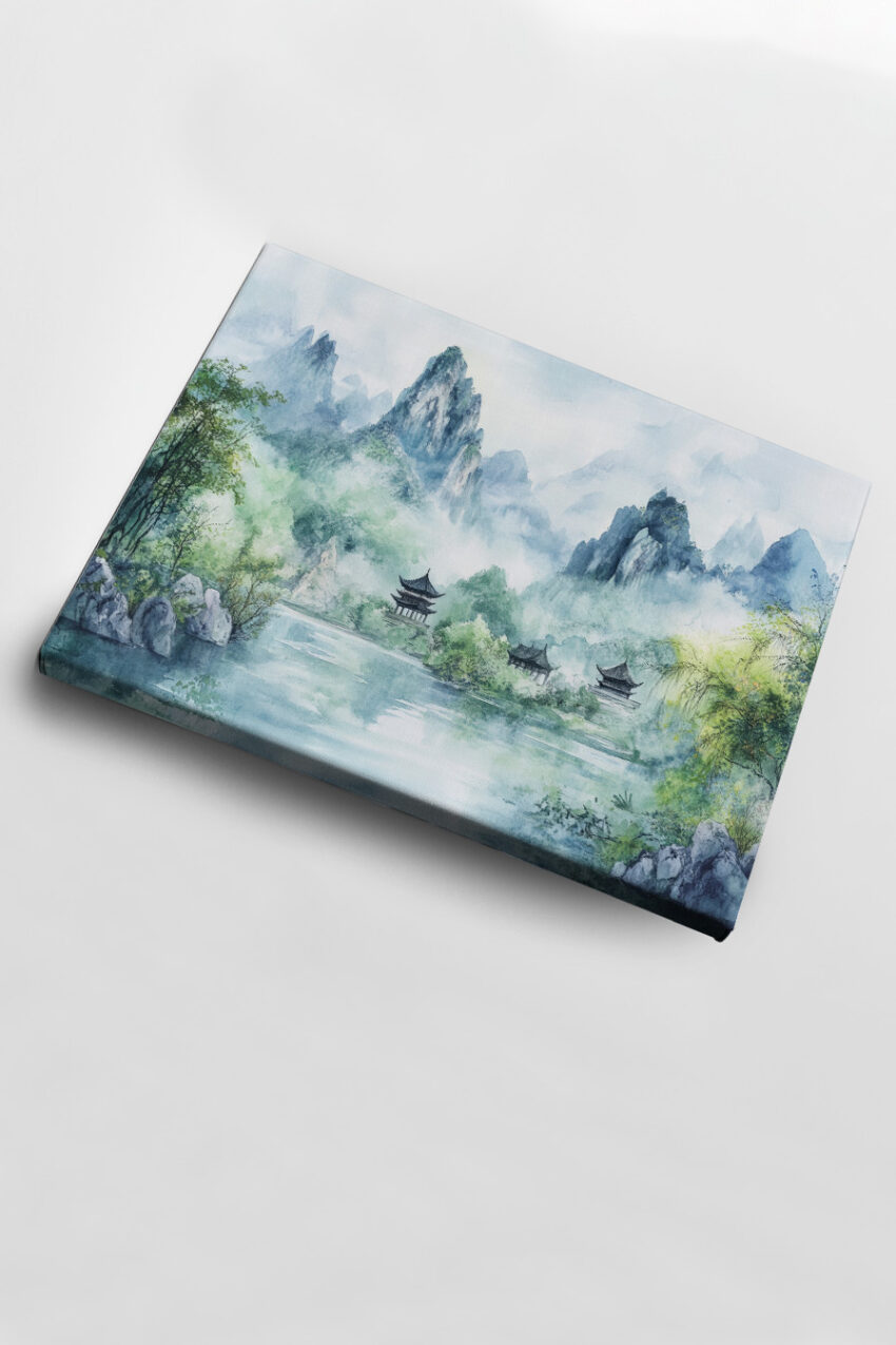 Wasserfarben Poster einer nebligen Berglandschaft mit traditionellen Pagoden am Ufer, ruhiger asiatischer Kunstdruck in Grüntönen und Blautönen