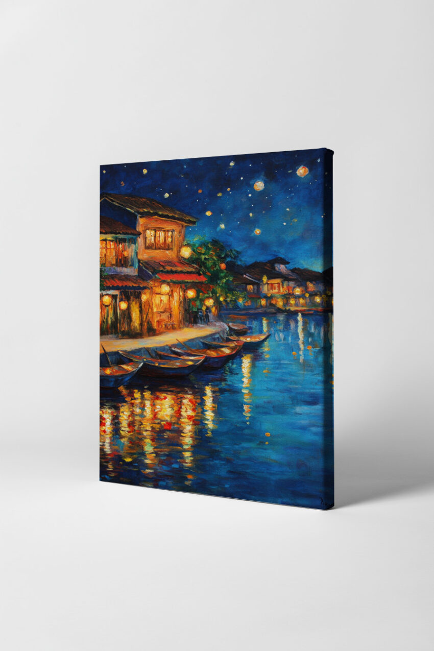 Kunstdruck mit nächtlicher Flussuferstraße, beleuchteten Häusern und Booten, die sich im Wasser spiegeln, in warmen Gelb- und Blautönen