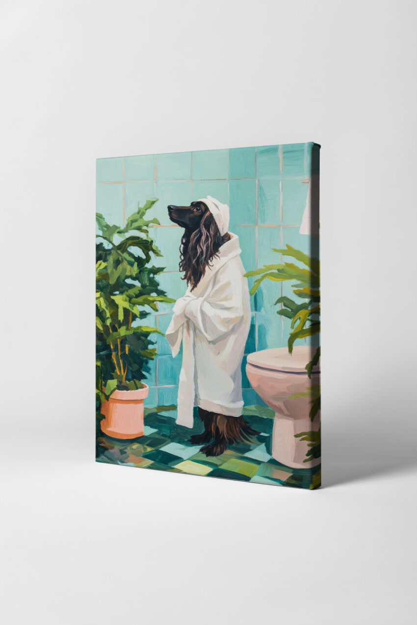 Poster mit einem Hund im Bademantel in einem Badezimmer mit blauen Fliesen, farbenfroher Tierportrait-Kunstdruck