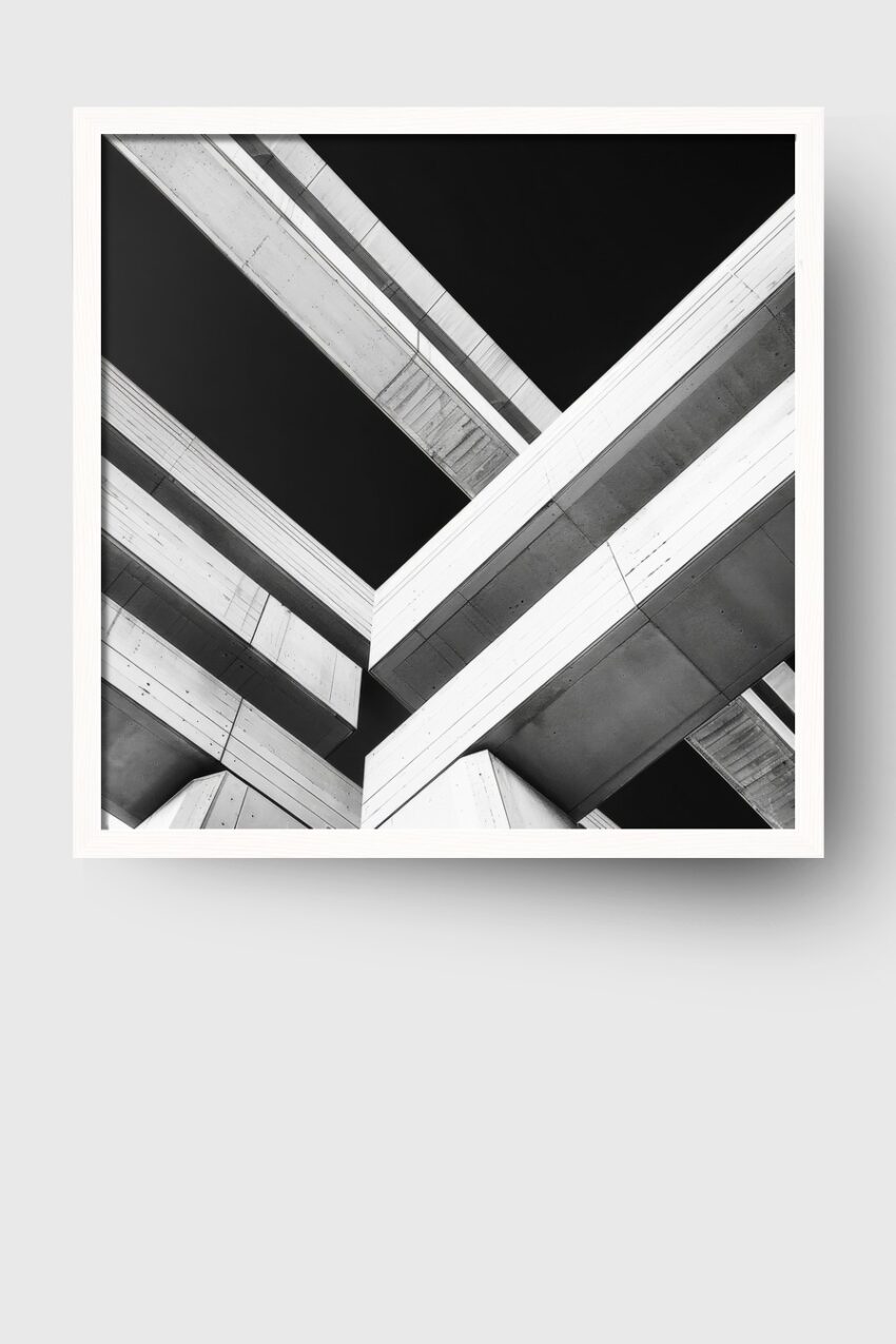 Schwarz-weiß Poster mit abstrakter Betonbrückenstruktur und klaren Linien, moderner architektonischer Kunstdruck