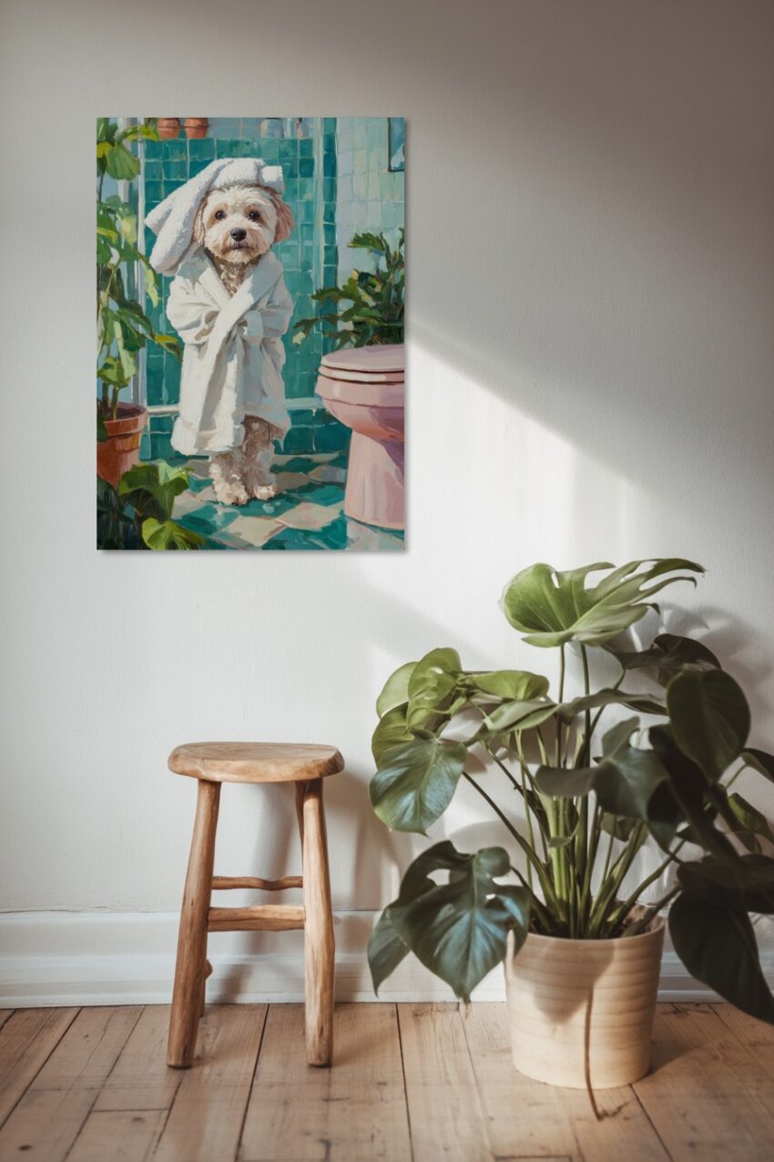 Poster mit einem kleinen Hund im Bademantel und Handtuch auf dem Kopf vor türkisfarbenen Fliesen im Badezimmer, freundlicher Tierportrait-Kunstdruck