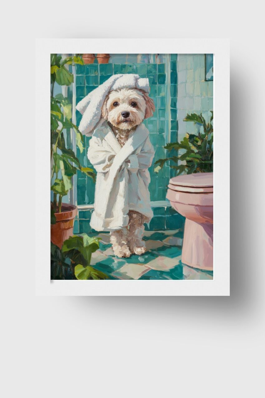 Poster mit einem kleinen Hund im Bademantel und Handtuch auf dem Kopf vor türkisfarbenen Fliesen im Badezimmer, freundlicher Tierportrait-Kunstdruck