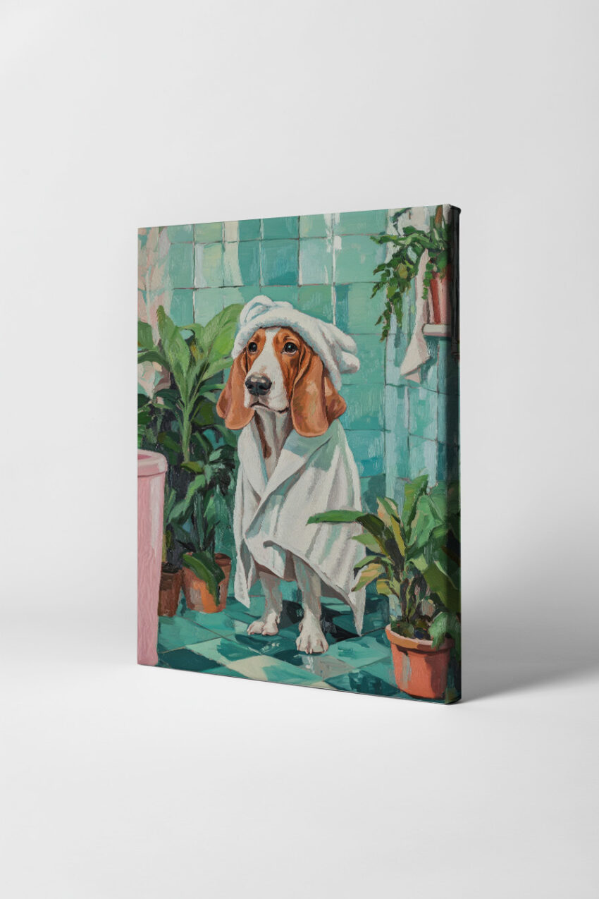 Kunstdruck mit Basset Hound im Badezimmer, eingehüllt in weißes Handtuch, vor blau-grüner Fliesenwand und Pflanzen in Behältern