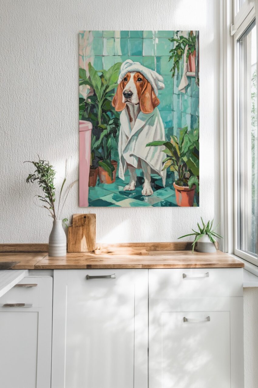 Kunstdruck mit Basset Hound im Badezimmer, eingehüllt in weißes Handtuch, vor blau-grüner Fliesenwand und Pflanzen in Behältern