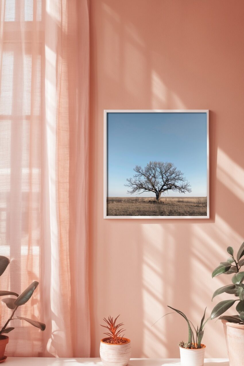 Poster mit kahlem Baum auf weiter trockener Landschaft unter klarem Himmel, ruhige Naturfotografie in gedeckten Farben