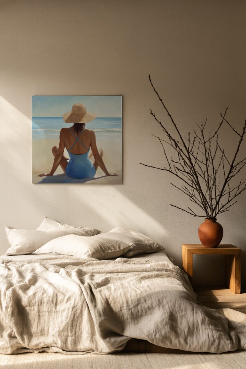 Poster mit einer Frau im blauen Badeanzug und Sonnenhut am Strand, Blick aufs ruhige Meer, natürlicher Sommerszene