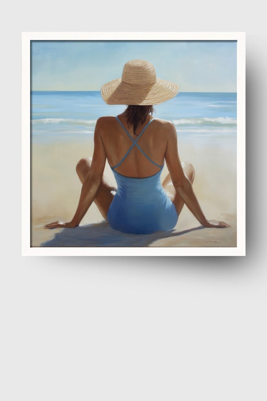 Poster mit einer Frau im blauen Badeanzug und Sonnenhut am Strand, Blick aufs ruhige Meer, natürlicher Sommerszene