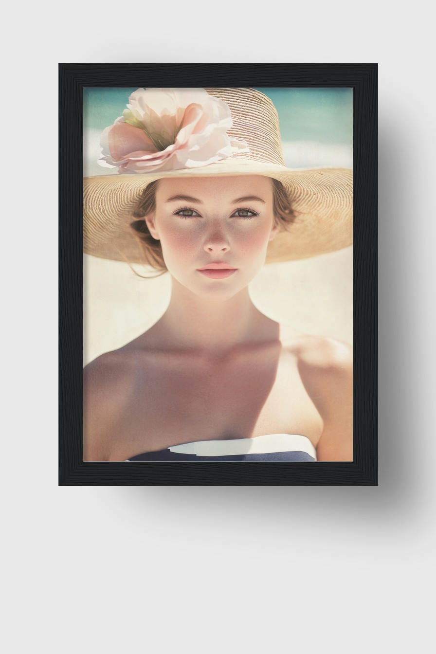 Portrait Poster einer jungen Frau mit großem Strohhut und Blume, sanfte Hauttöne in natürlichem Licht