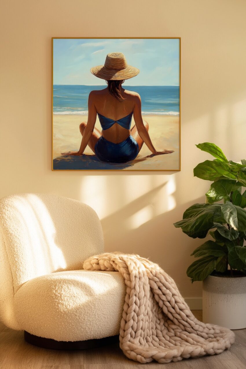 Poster mit einer Frau am Strand, die einen Strohhut trägt, sommerliche Szene mit blauem Meer und Sand im Hintergrund