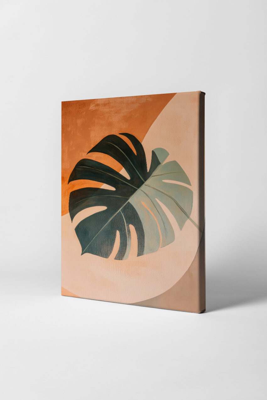 Poster mit einem großen Monstera Blatt auf beige-braunem Hintergrund, minimalistischer botanischer Kunstdruck
