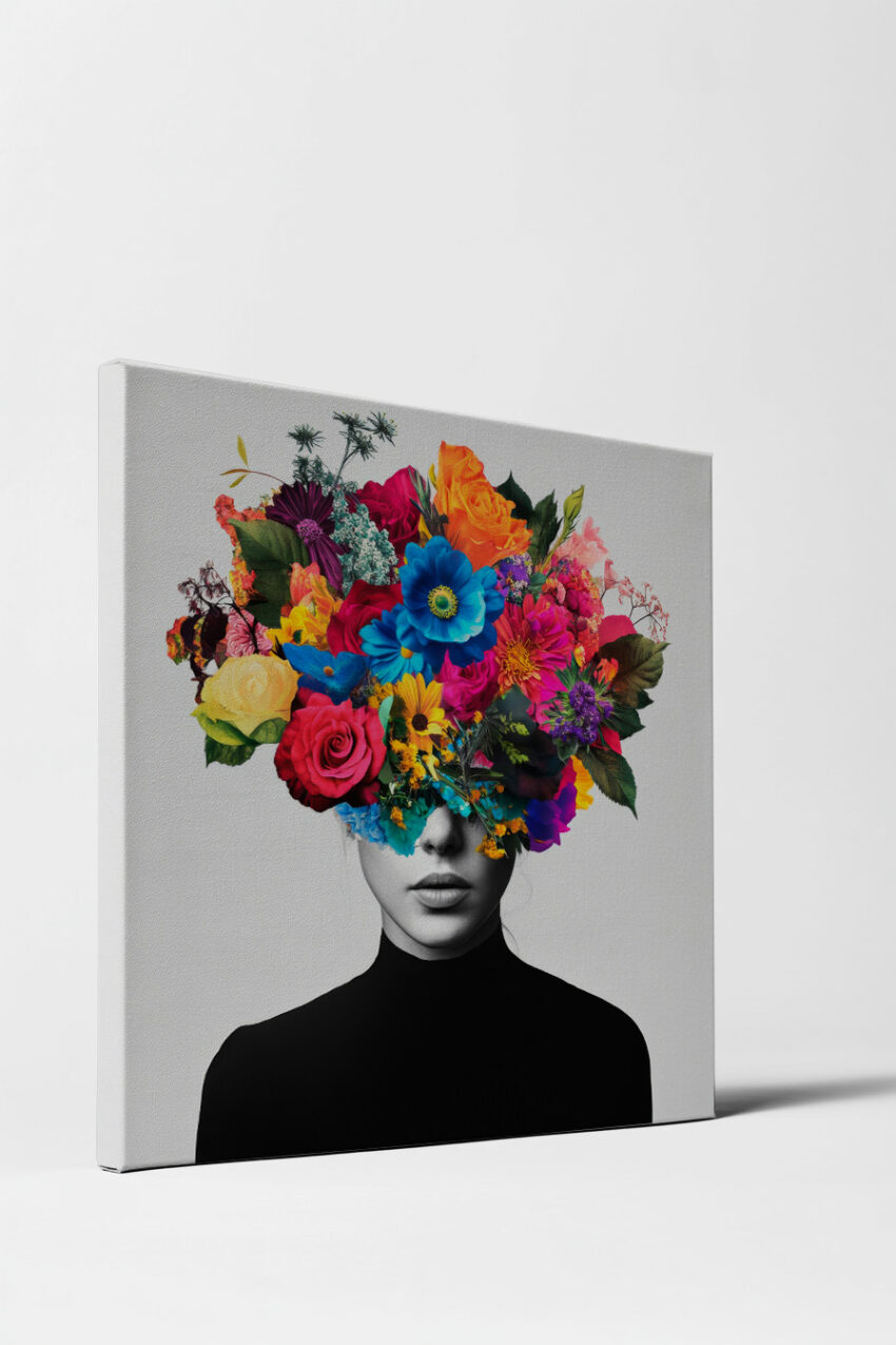 Schwarz-weiß Poster eines Frauengesichts mit farbenfrohem Blumenkranz als moderner Kunstdruck