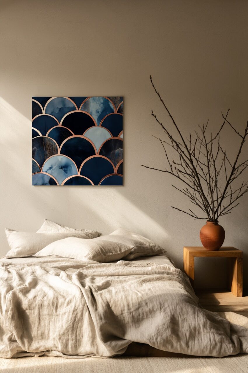 Abstraktes Poster mit kupferfarbenen Schuppenbögen auf blauem Hintergrund, geometrischer Kunstdruck mit klaren Farbübergängen