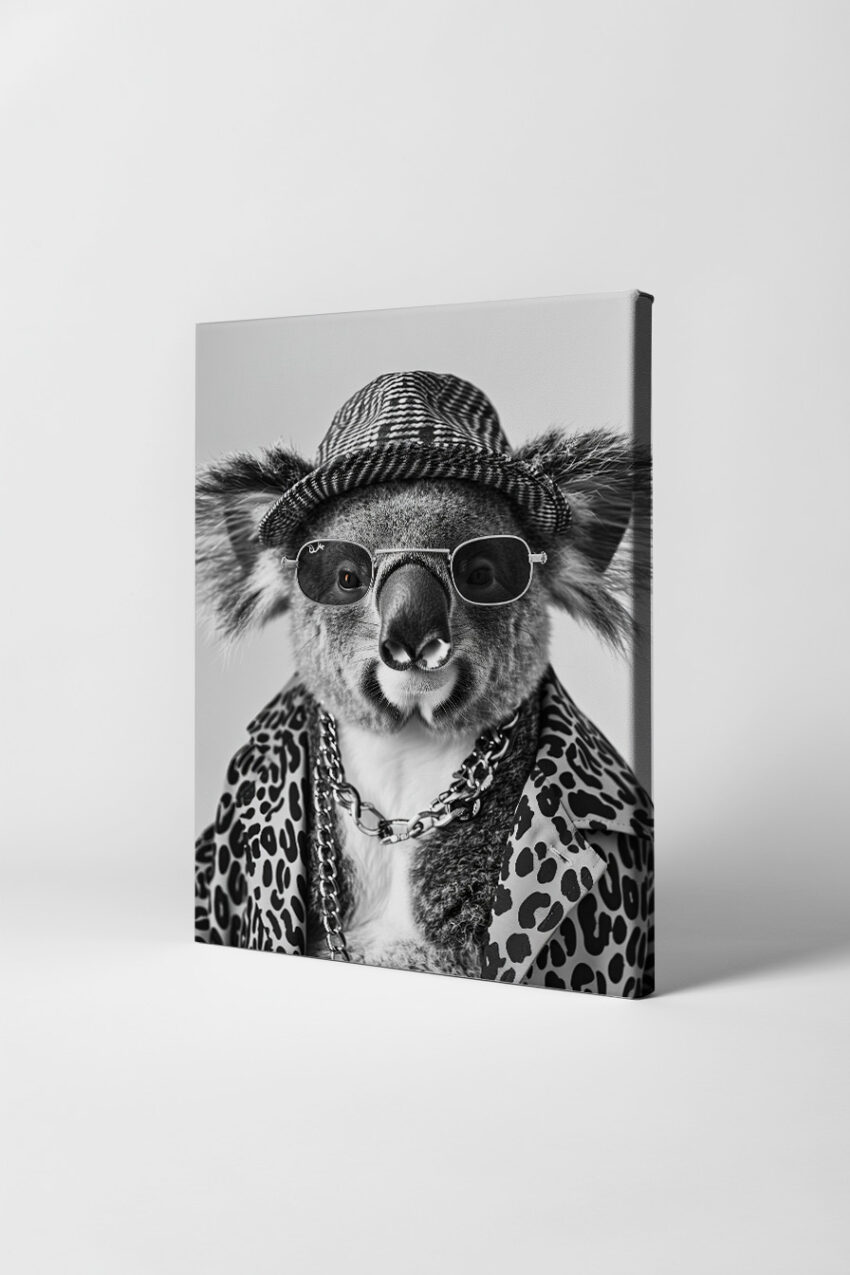 Schwarzweiß Poster eines Koalas mit kariertem Hut, Sonnenbrille und Kette, moderner Tierportrait Kunstdruck