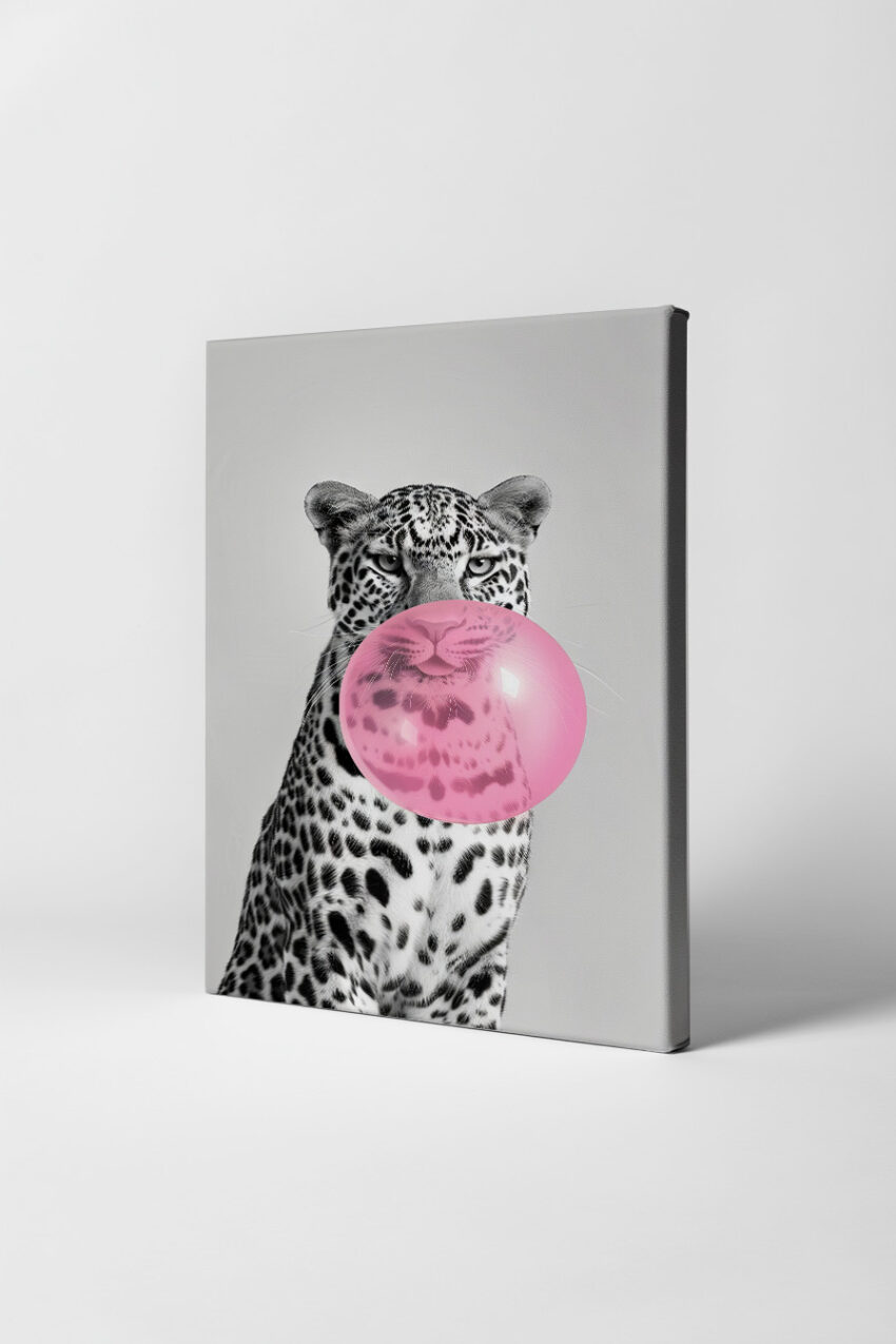 Poster mit einem schwarz-weißen Leopard, der eine große rosafarbene Kaugummiblase vor dem Mund hat, minimalistische Tierillustration in Schwarz-Weiß mit Pink